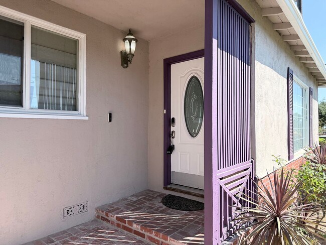Building Photo - Charming 3BR / 2BA house in Altadena, located on a spacious corner lot in West Altadena.