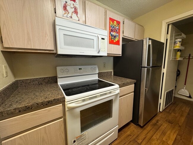 Foto del edificio - Modern 2-Bed/2-Bath Condo in Gated Communi...