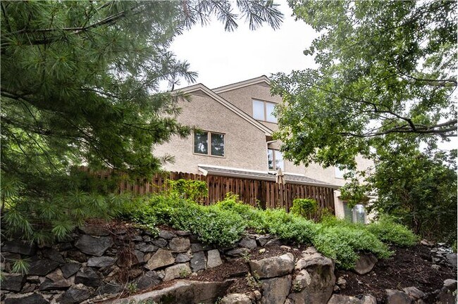 Foto del edificio - 42 Greythorne Woods Cir