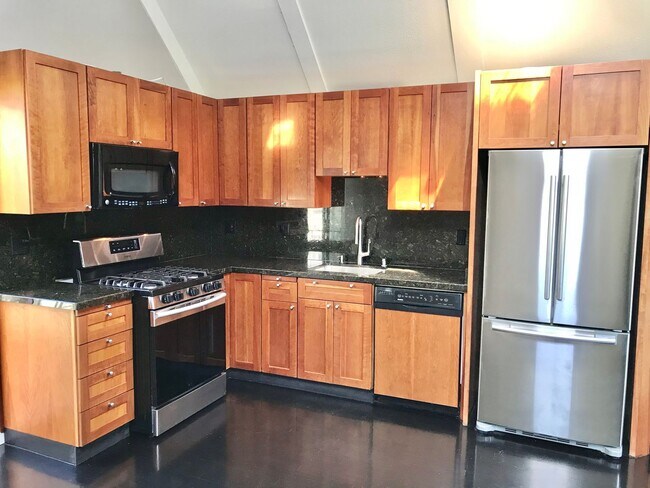 Building Photo - Charming Duboce Park Cottage - Parking / P...