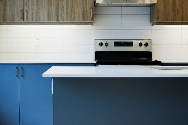 Building Photo - 3BR Townhome with Private Rooftop Terrace ...