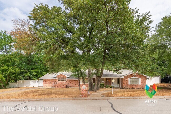 Building Photo - 3 br, 2 bath House - 1108 Martha Dr.