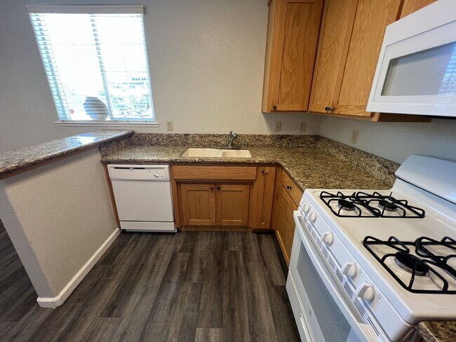 Building Photo - Merced: $1649 2 bedroom 2 bath with off st...