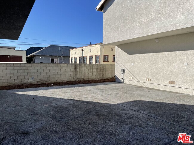 Building Photo - 708 W 50th St
