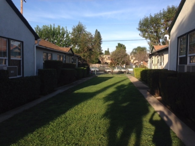 Building Photo - 7034 Hazeltine Ave