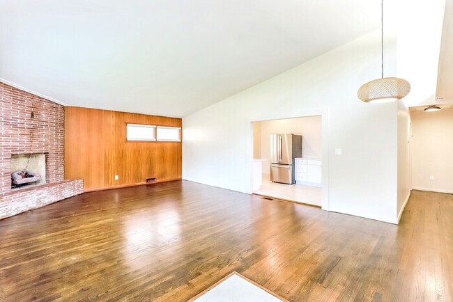 Building Photo - 2608 W Paseo Blvd