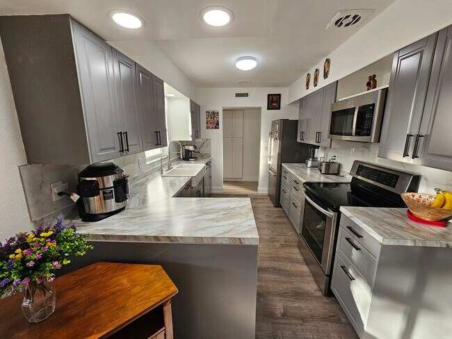 Foto del edificio - 7990 42nd St N