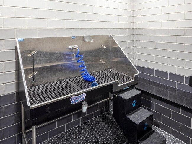 Foto del edificio - 4641 Montrose Blvd