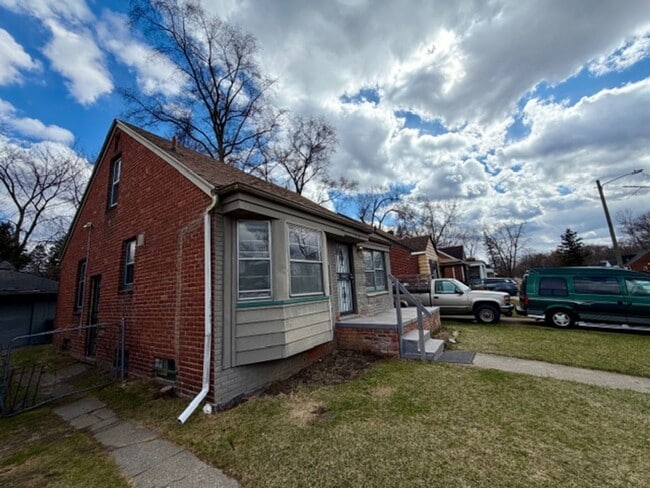 Building Photo - 3 Bedroom 1 Bath Welcome Section 8 Call 313-429-3244 Kpm Detroit