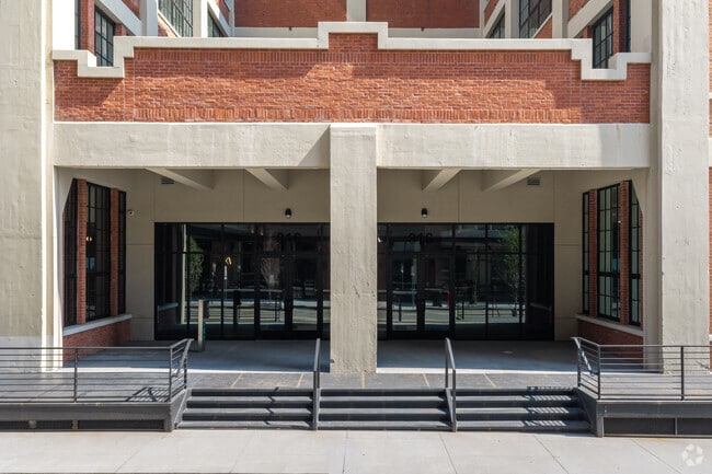 Entrada - Radio Lofts at Hudson House