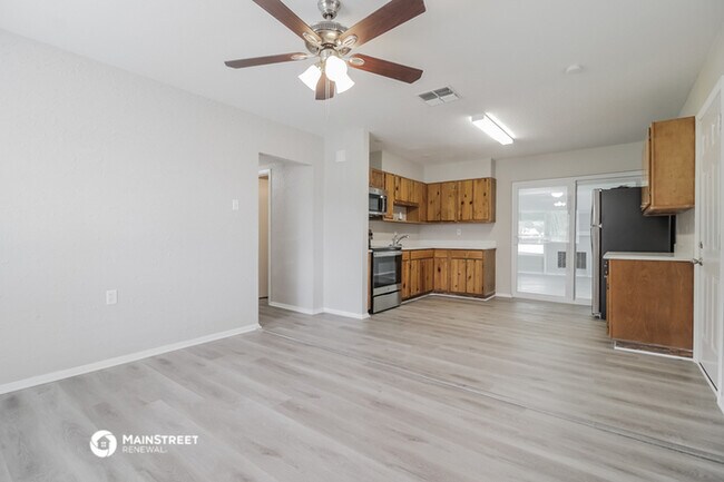 Building Photo - 2413 Bonneville Dr