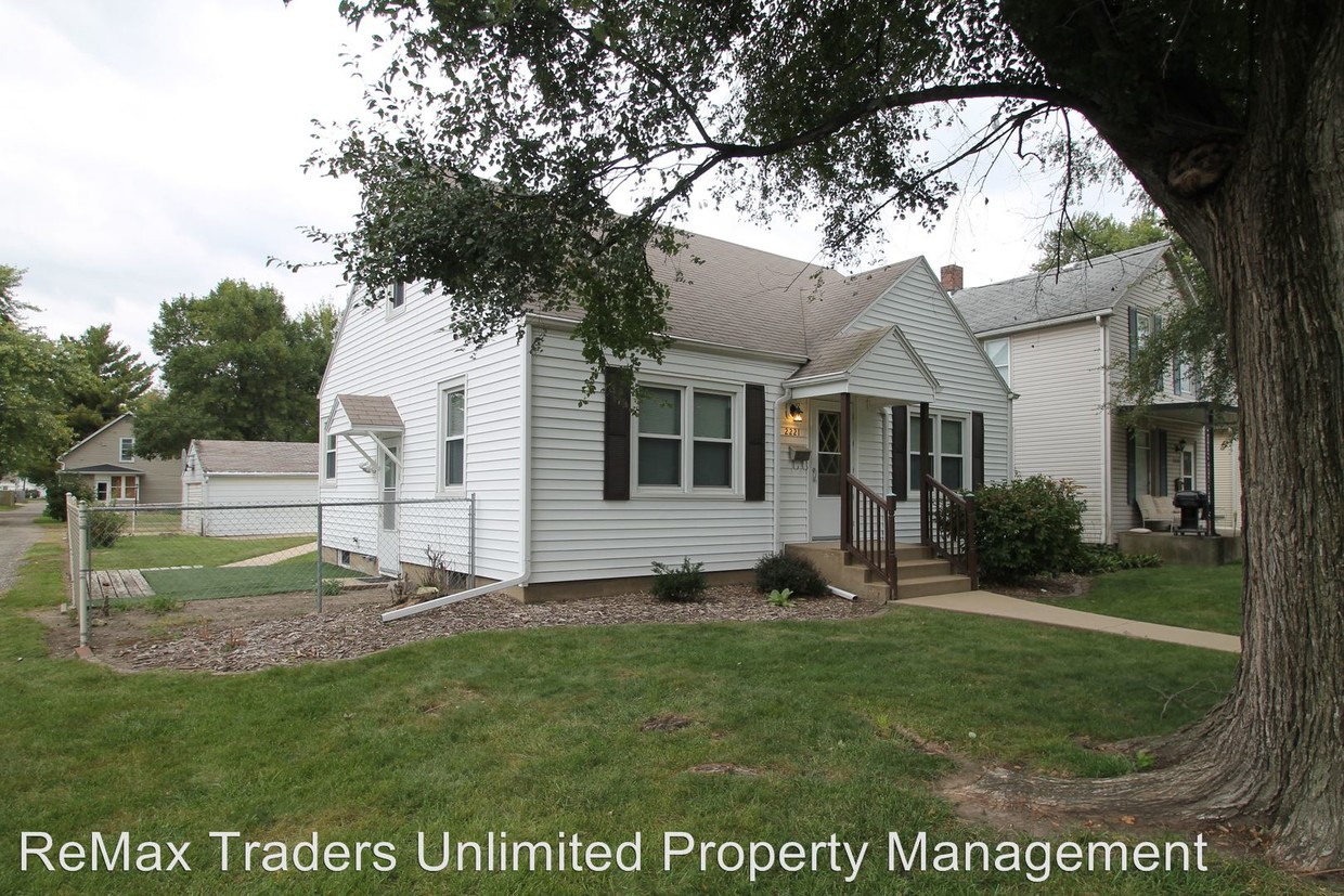 Primary Photo - 2221 W Ayres Ave