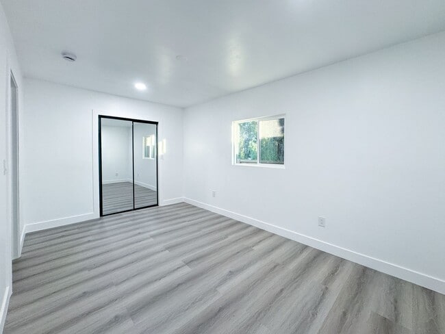 Building Photo - Freshly Renovated 3bd 2 ba in the heart of...
