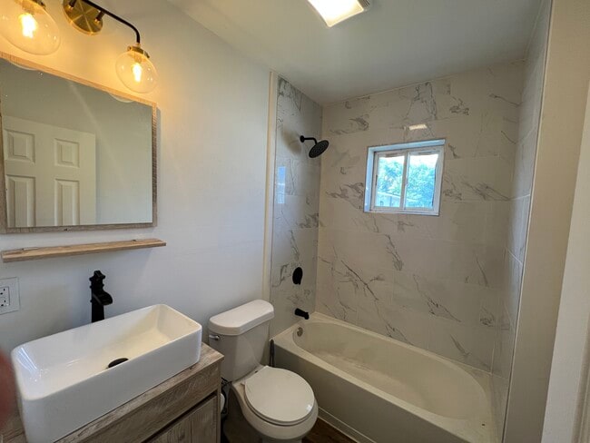 Building Photo - SIx Unit (1410 E 5th)