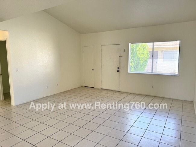 Foto del edificio - Spacious 2 Bed 1 Bath Home With Indoor Lau...