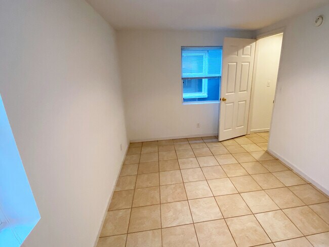 Building Photo - 16 S High St