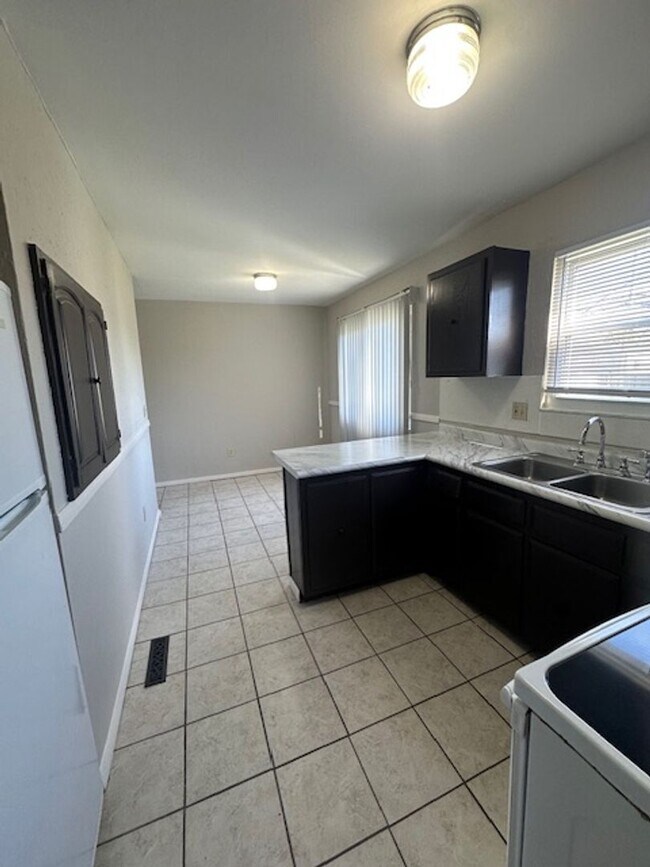 Building Photo - 2 Bedroom ranch with large backyard- Available now!