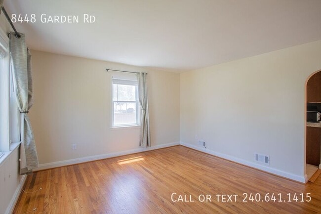 Foto del edificio - 8448 Garden Rd