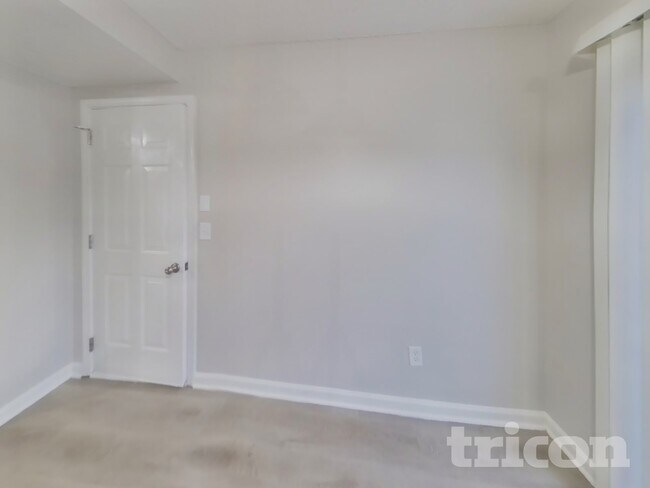 Foto del edificio - 131 Quiet Grove Dr