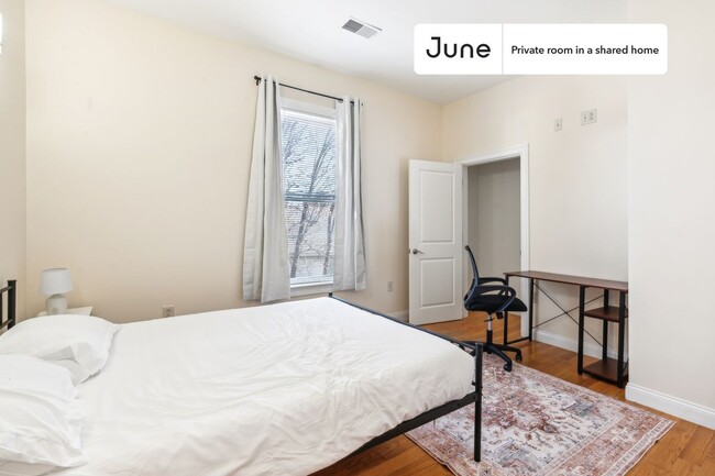 Foto del edificio - Private bedroom in 3 bed/1 bath Home