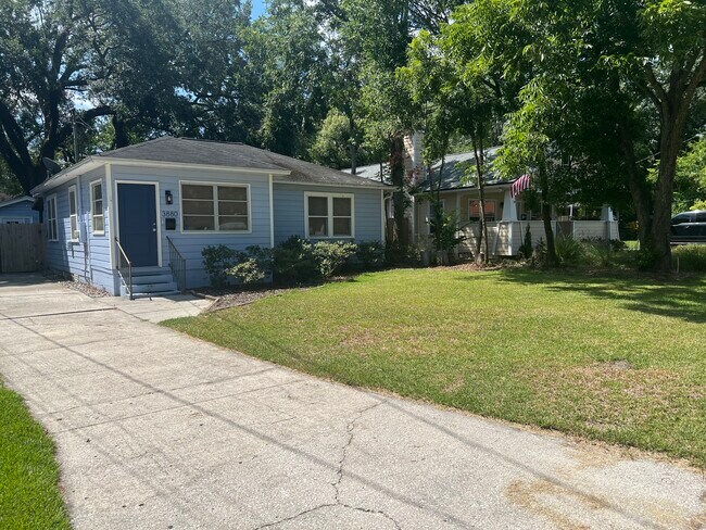Fachada de la casa desde la calle - 3880 Walsh St