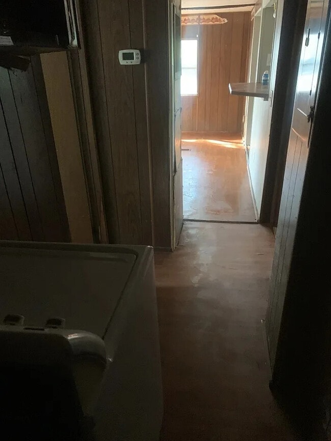 Building Photo - 3 Bedroom 1.5 Bathroom