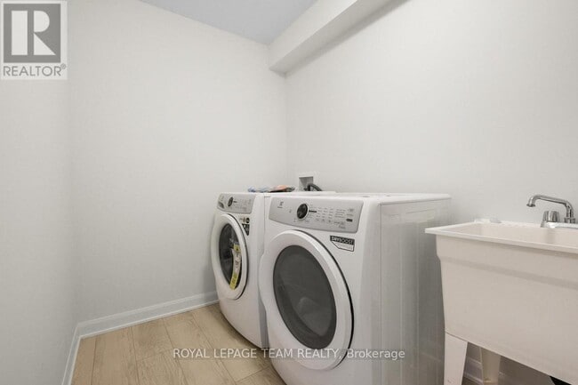 Photo du bâtiment - 975 Athenry Ct