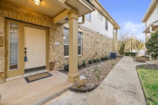 Building Photo - 16100 S Great Oaks Dr