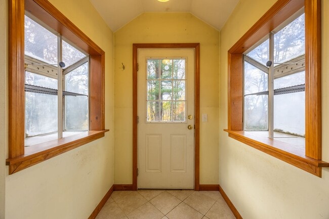 Building Photo - Charming 2 Bedroom Home