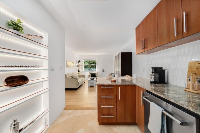 Foto del edificio - 651 NE 60th St