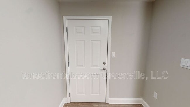 Building Photo - 10 E Washington St