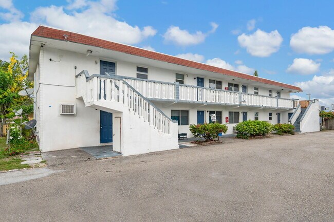Building Photo - 233 7th Ct