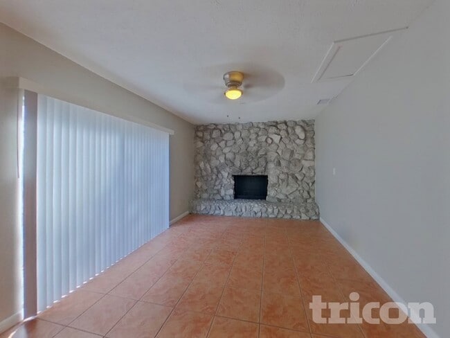 Building Photo - 1101 Seffner Valrico Rd