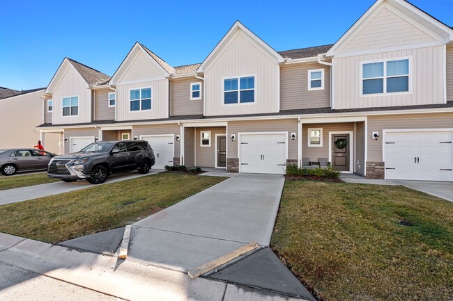 Building Photo - 3 BR, 2.5 BA Townhome, 6-12 month lease av...