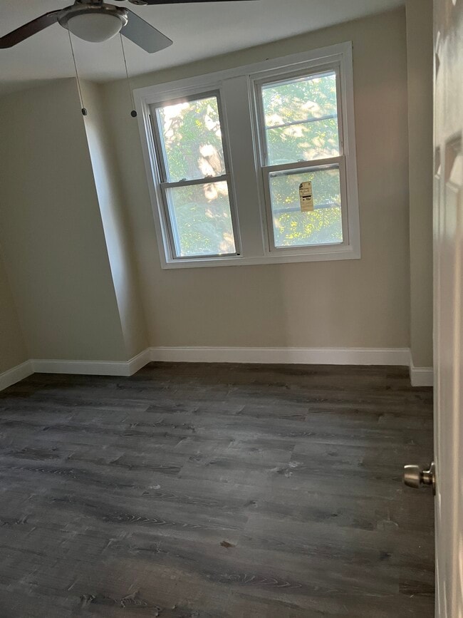 Bedroom - 1528 E Mayland St