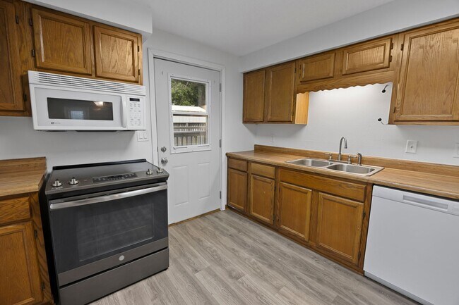 Building Photo - 2 Bedroom 1 Bath Fenced in Yard - Knoxville