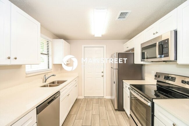 Building Photo - 3 Bedroom Pet-Friendly Home in Orange Park...