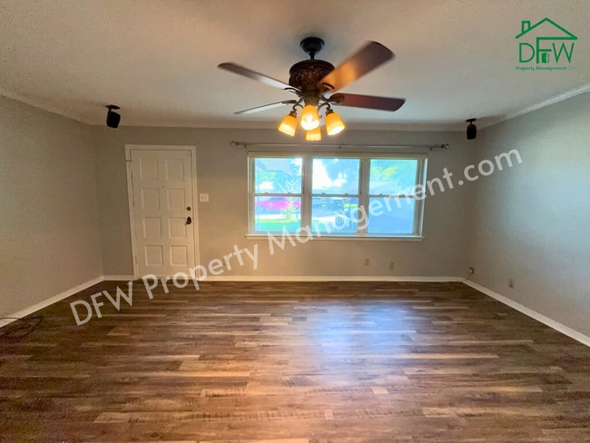 Foto del edificio - Charming 3-Bedroom Home with Sunroom & Spacious Backyard in Irving!