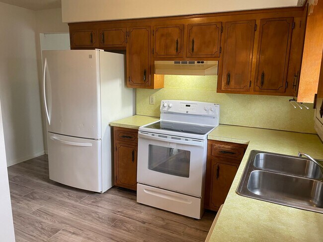 Foto del edificio - Large 3 Bedroom 2 Bath on Corner Lot!!