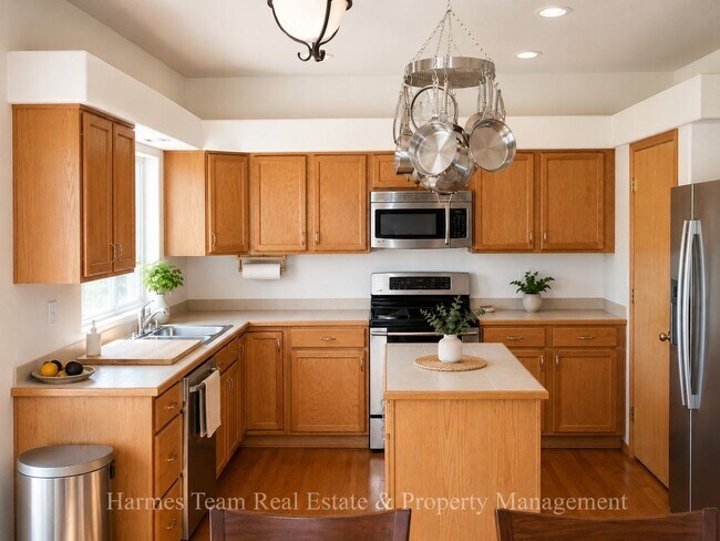 Foto del edificio - Spacious Home with Mountain Views & Finished Basement