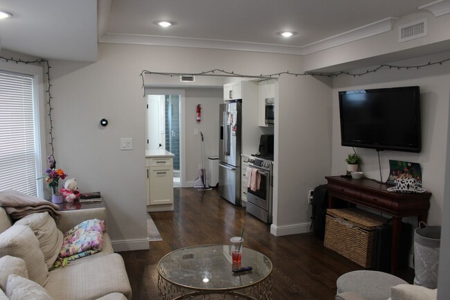Foto del edificio - HOT ALLSTON LISTING!!!!