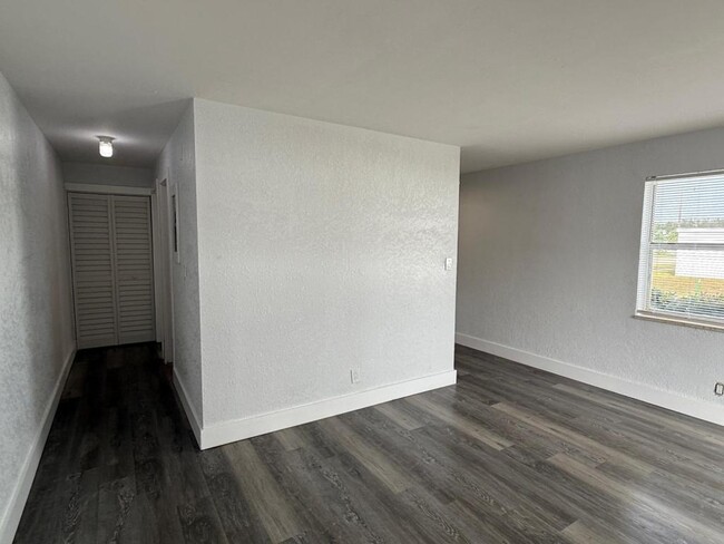 Foto del edificio - 2880 SW 1st St