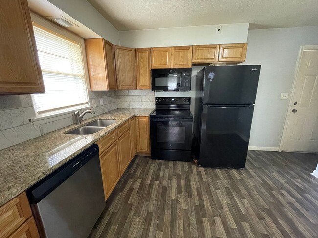 Foto del edificio - 2-Bedroom, 1-Bathroom home in Lees Summit