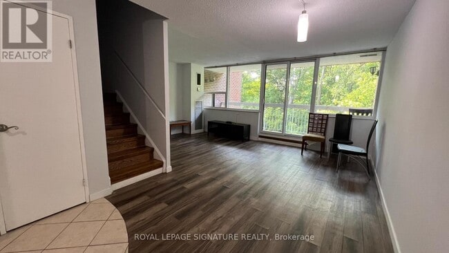 Photo du bâtiment - 4064-4064 Lawrence Ave E