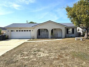 Building Photo - 2216 Tanglewood Way