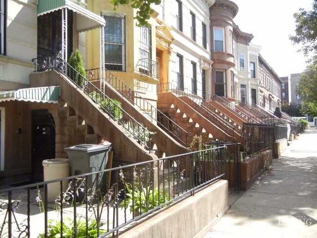 Building Photo - 5 Saint Charles Pl