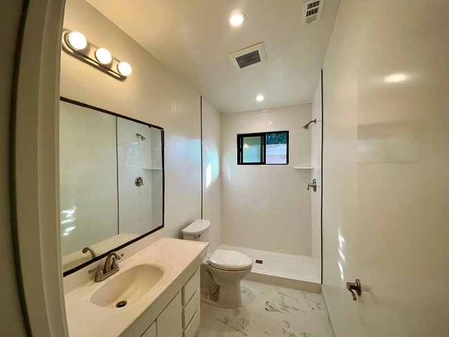 Building Photo - Renovated Two Bedroom Duplex - No Co-Signers