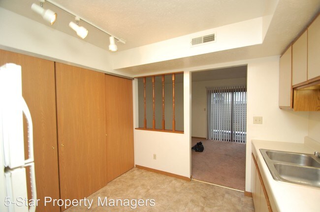Building Photo - 429 S Silverwood Ln