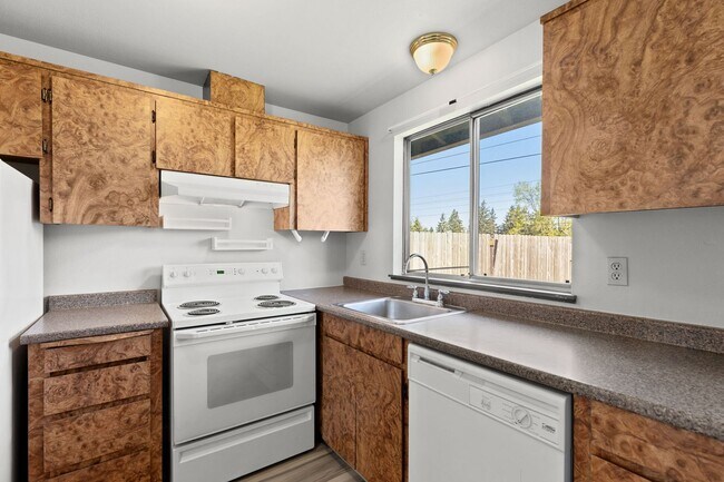 Foto del edificio - 13330-13330 E Burnside St