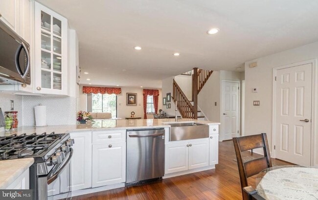Building Photo - 2074 Yorktown S